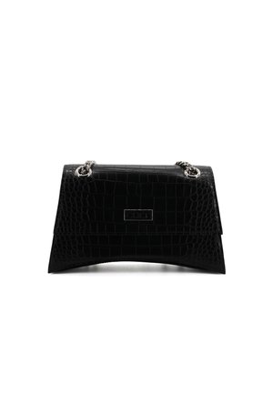 Borsa in ecopelle nera effetto coccodrillo con un design strutturato, dettagli in catena argentata e base curva. Presenta una placca con logo sul fronte.