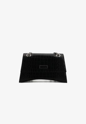 Borsa in ecopelle nera effetto coccodrillo con un design strutturato, dettagli in catena argentata e base curva. Presenta una placca con logo sul fronte.