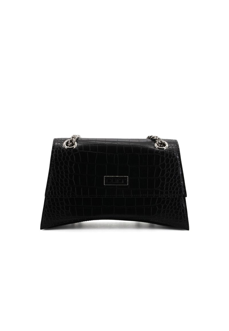 Borsa in ecopelle nera effetto coccodrillo con un design strutturato, dettagli in catena argentata e base curva. Presenta una placca con logo sul fronte.