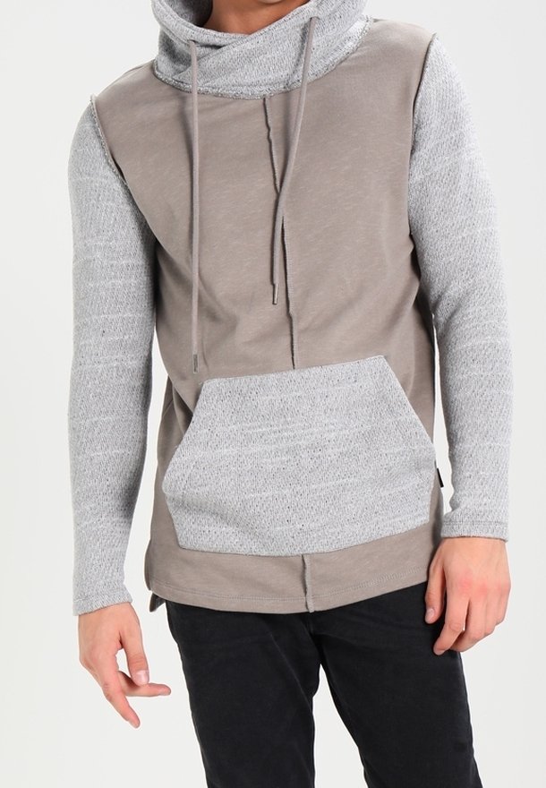 Pullover con cappuccio realizzato in un mix di tessuti grigio chiaro e taupe, con maniche grigie testurizzate e tasca frontale. Design casual e aderente.