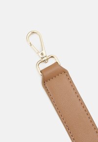 Brązowy skórzany pasek o gładkiej fakturze, wyposażony w złotą metalową klamrę i kontrastujące przeszycia wzdłuż krawędzi.