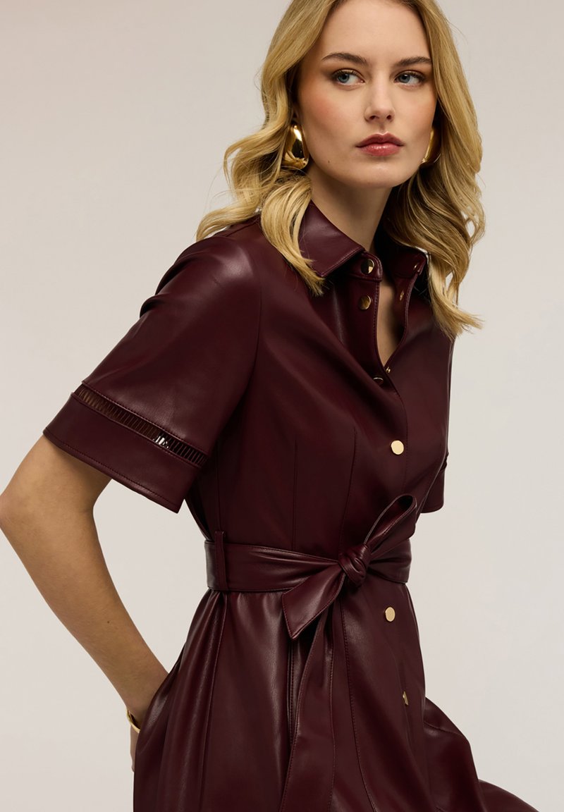 Motivi CON DETTAGLI TRAFORATI - Shirt dress - bordeaux - Zalando Motivi CON DETTAGLI TRAFORATI - Shirt dress - bordeaux - Zalando