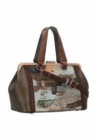 Sac à main en cuir avec des côtés texturés marron, une façade à motifs, des poignées doubles et une bandoulière amovible. Comprend une poche zippée et des accents métalliques.