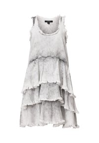 Vestido de tirantes en gris con acentos negros. Está hecho de una tela suave, presenta bordes deshechos y volantes en capas para dar textura.