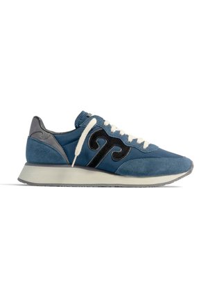 Sneaker in suede blu con accenti grigi, dettaglio logo nero, lacci crema e suola in gomma testurizzata. Design classico di scarpa da corsa.
