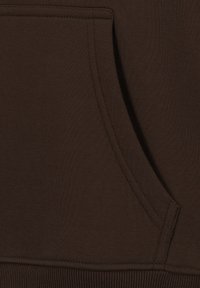 Brauner Sweatshirt-Stoff mit einem Kängurutaschen-Detail. Weiche Textur, gerippter Saum und sichtbare Nahtstickerei rund um die Tasche und die Bündchen.