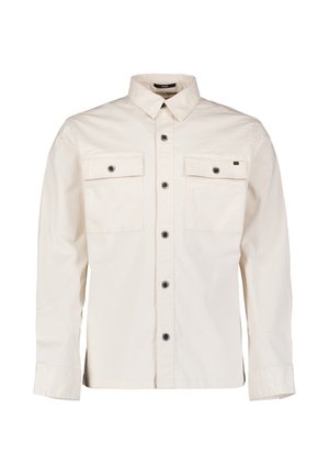 Gebroken witte lange mouwen blouse met knopen, een kraag en twee borstzakken met knopen, tentoongesteld op een witte achtergrond.