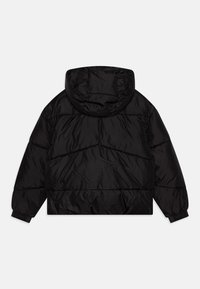 Schwarze Daunenjacke mit Kapuze, elastischen Bündchen, horizontalen Nähten und matter Oberfläche, von hinten auf einem schlichten Hintergrund gezeigt.