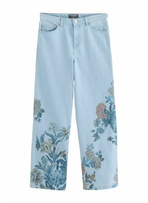 Lyseblå jeans med vide ben med blomsterbroderi i blå, hvide og pink nuancer på de nedre ben og manchetter.