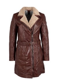 Cappotto in pelle marrone con colletto foderato in shearling, vita con cintura e zip frontale. Presenta due tasche laterali e una finitura testurizzata.