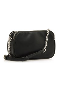 Bolso bandolera de cuero negro con textura suave, forma rectangular, herrajes plateados y una correa de cadena. Cuenta con dos cremalleras para acceso.