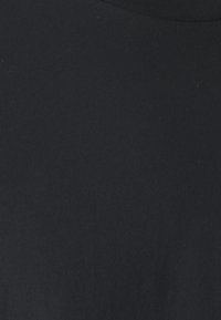 Schwarzes T-Shirt aus Stoff mit glatter, einheitlicher Textur. Runder Ausschnitt, kurze Ärmel und keine sichtbaren Muster oder Akzente. Einfaches, schlichtes Design.