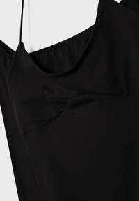 Robe noire sans manches avec fines bretelles et détail froncé le long de l'encolure, suspendue sur un fond blanc.