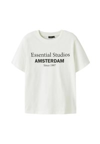 Camiseta de manga corta blanca con texto negro "Essential Studios AMSTERDAM Desde 1997" en la parte frontal, cuello redondo.