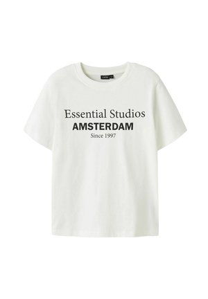 Vit kortärmad t-shirt med svart text "Essential Studios AMSTERDAM Sedan 1997" på framsidan, rund halsringning.