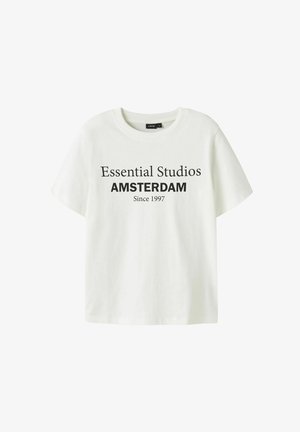 Camiseta de manga corta blanca con texto negro "Essential Studios AMSTERDAM Desde 1997" en la parte frontal, cuello redondo.