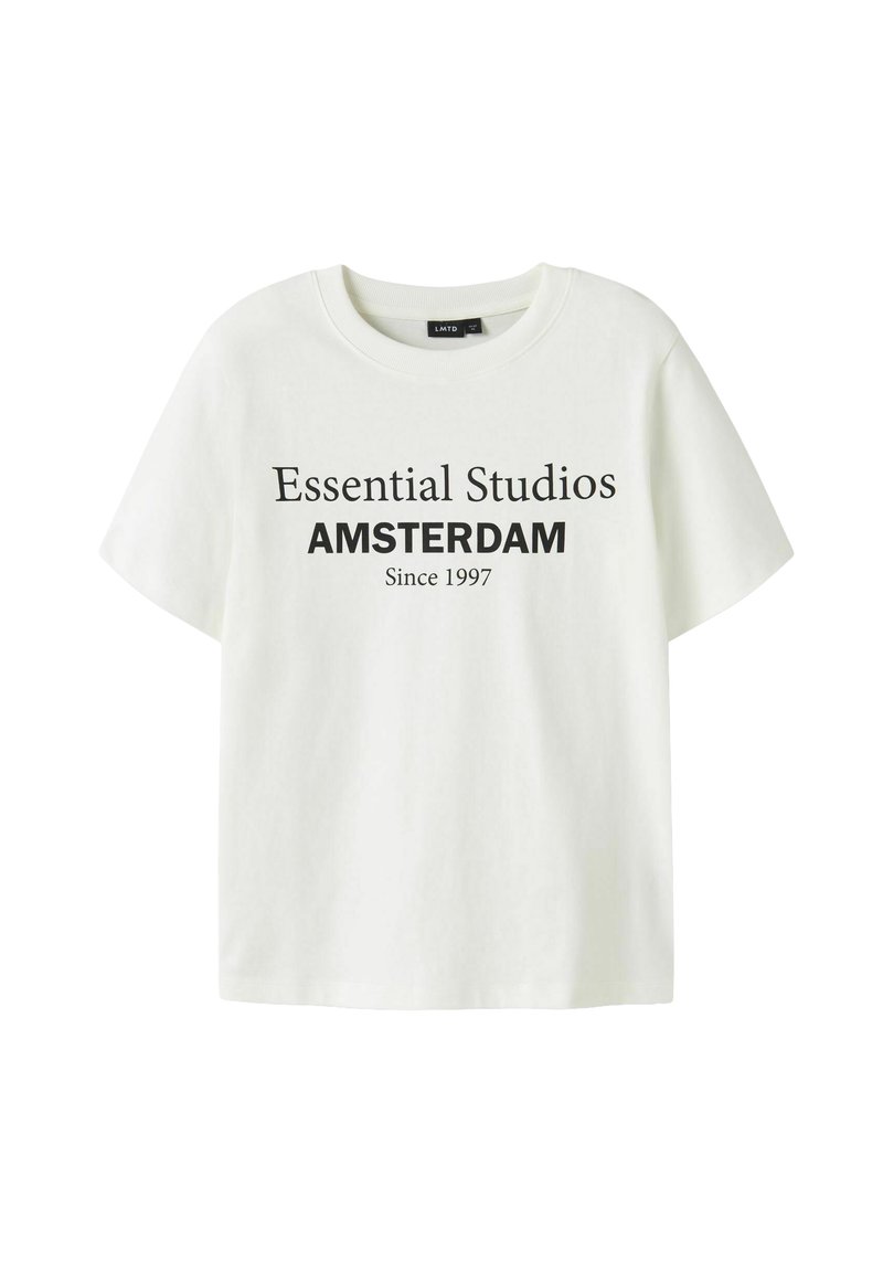 Camiseta de manga corta blanca con texto negro "Essential Studios AMSTERDAM Desde 1997" en la parte frontal, cuello redondo.