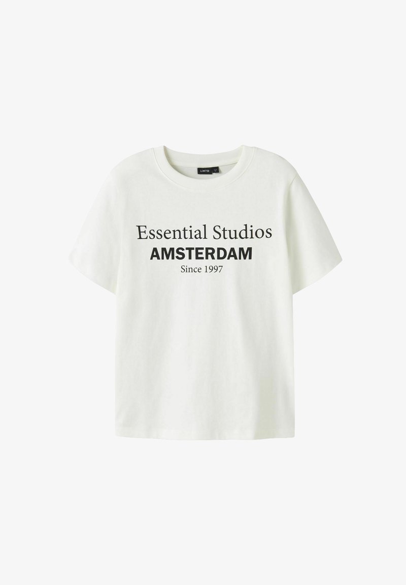 Camiseta de manga corta blanca con texto negro "Essential Studios AMSTERDAM Desde 1997" en la parte frontal, cuello redondo.