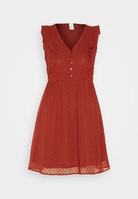 Czerwona bezrękawnikowa sukienka w kolorze rdzy z fakturowanym wzorem w kropki, dekoltem w kształcie V, z przodu zapinana na guziki, z falbankami na ramionach i marszczonym pasem.