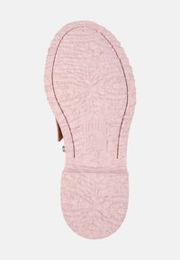 Suela de zapato rosa claro con un patrón texturizado. Presenta la marca en relieve "Camper 42." No hay parte superior visible del zapato.