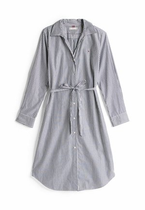 Gestreepte jurk in marineblauw en wit, met een kraag, lange mouwen, een knoopsluiting aan de voorkant en een ceintuur in de taille.