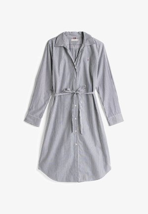 Gestreepte jurk in marineblauw en wit, met een kraag, lange mouwen, een knoopsluiting aan de voorkant en een ceintuur in de taille.