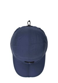 Căciulă bleu marin cu crown rotunjit, visieră scurtă și rigidă, buclă de sus și orificii de ventilație pe lateral. Are un logo de marcă negru pe spate.