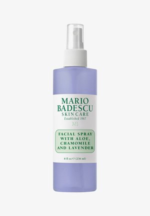 Bottiglia di spray facciale Mario Badescu con aloe, camomilla e lavanda, formato 236 ml (8 fl oz), viola con spray e etichetta bianchi.
