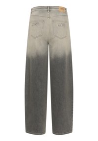 Jeans de pierna ancha en un degradado gris desvaído. Presentan dos bolsillos traseros con diseño en relieve. Material de mezclilla con una textura suave.