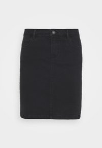 Czarna denimowa spódnica posiada prosty krój, pięć kieszeni, pas z szlufkami na pasek oraz zapięcie na guziki z przodu, o gładkiej fakturze.