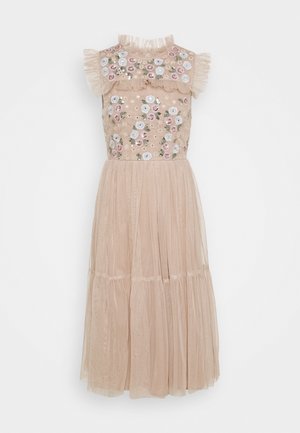 Vestido beige con bordado floral en un corsé ajustado, escote con volantes y falda de capas hecha de tela transparente.