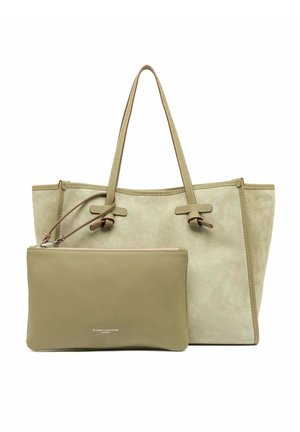 Grande borsa tote beige con manici lunghi e piccola pochette beige con zip e cinturino da polso attaccata davanti.