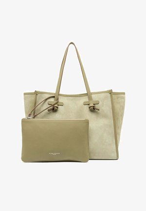 Grande borsa tote beige con manici lunghi e piccola pochette beige con zip e cinturino da polso attaccata davanti.