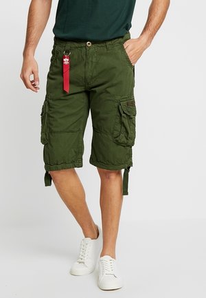 Shorts cargo verts avec poignets réglables, plusieurs poches latérales et une étiquette en tissu rouge. Fabriqués en matériau léger, conçus pour le confort.