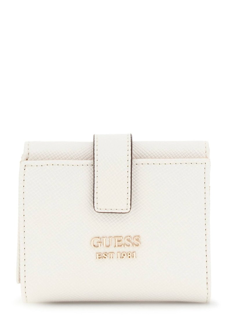 Baltas tekstūruotas piniginė su spaudžiamu uždarymu, su auksiniu logotipu "GUESS EST 1981" priekyje. Kompaktiška stačiakampio formos.