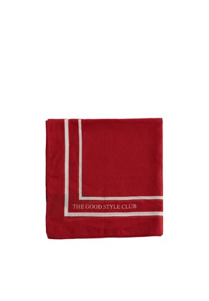 Écharpe rouge pliée avec des lignes de bordure blanches et le texte "THE GOOD STYLE CLUB" en blanc sur un fond blanc uni.