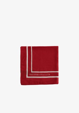 Écharpe rouge pliée avec des lignes de bordure blanches et le texte "THE GOOD STYLE CLUB" en blanc sur un fond blanc uni.