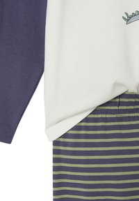 Baumwoll-Zweiteiler bestehend aus einem cremefarbenen Langarmoberteil mit marineblauen Akzenten und einer grünen gestreiften Hose mit marineblauen Streifen. Einfaches Design.