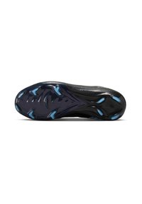 Suela de zapato deportivo negro con un patrón texturizado, resaltada por acentos azules. Presenta tacos pronunciados para un mejor agarre.