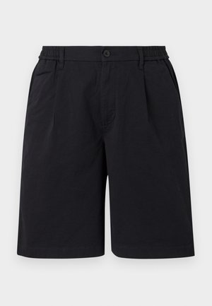 Zwarte knielange shorts met elastische zij taille, knoopsluiting, riemlussen en zijzakken op een effen achtergrond.