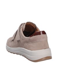 Beige Sneaker aus Mesh- und Wildledermaterial, mit Klettverschluss, gepolsterter Schuhkragen und einer weißen Gummisohle mit einem strukturierten braunen Abschnitt.