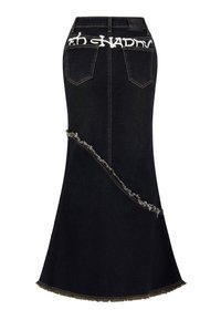 Zwarte denimrok met een uitlopende ontwerp, rafelige accenten en witte geborduurde tekst langs de tailleband. Bevat twee achterzakken.