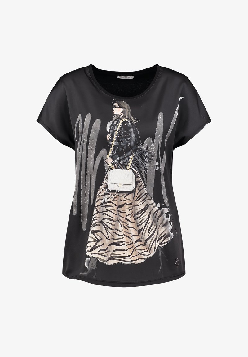 Zwart top met korte mouwen, featuring een grafische print van een stijlvolle figuur in een rok met zebra-print, met een handtas met kettingschouderband en metallic accenten.