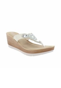 Sandales compensées beiges avec une lanière brillante et des accents de strass décoratifs ; talon en bois texturé et semelle en caoutchouc pour une meilleure adhérence.