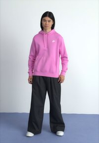 Nike Sportswear SPORTSWEAR CLUB FLEECE - Ikdienas džemperis - playful pink