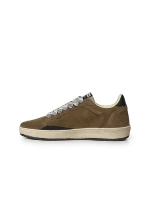Zapatilla baja de ante marrón con suela beige, parche negro en el talón y cordones blancos con estampado, mostrada de lado sobre fondo blanco.