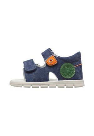 Sandalo blu per bambino piccolo con suola bianca, due cinturini regolabili con chiusura in velcro, cuciture arancioni e patch logo circolare verde.