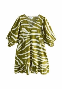 Rochie de culoare verde măslin cu dungi albe de zebre, decupaj în V, mâneci scurte cu volane, talie cu șnur și tiv ondulat. Confecționată dintr-un material ușor.