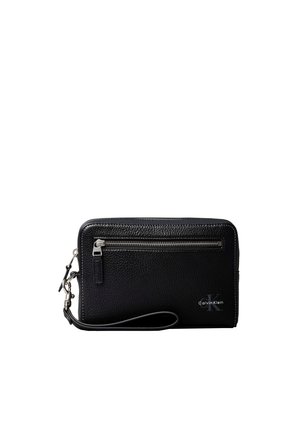 Czarny, teksturowany skórzany portfel na nadgarstek z przednią kieszenią na zamek i logo Calvin Klein w dolnym prawym rogu.