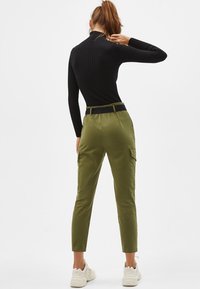 Bershka Cargobroek - khaki